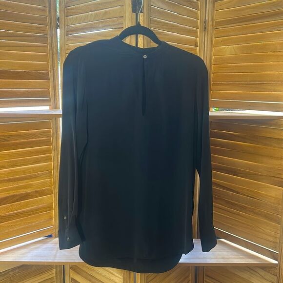 Beautiful keyhole Everlane silk top - Picture 1 of 5